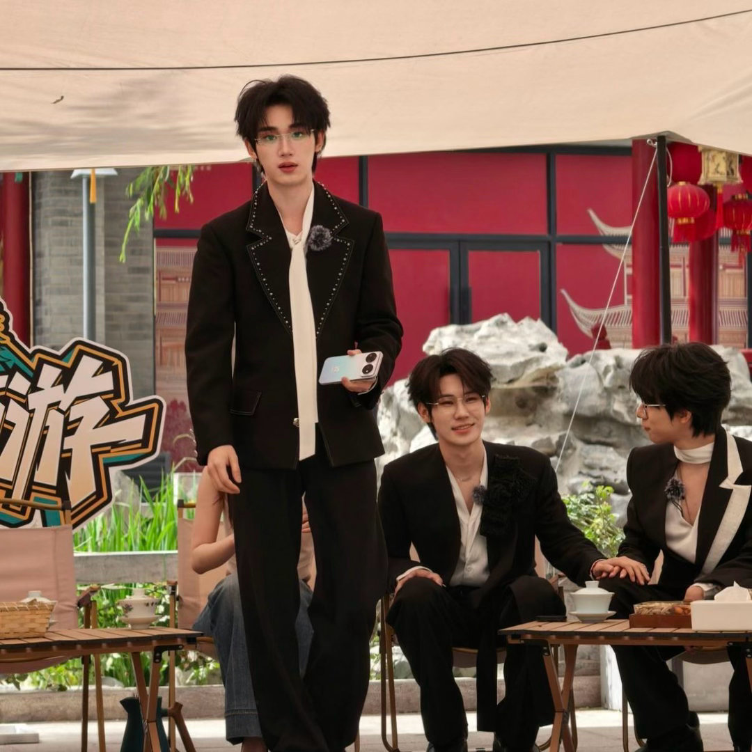 时代少年团把自拍都交出来请时代少年团把黑西装焊在身上互拍时的构图往往比官方图更