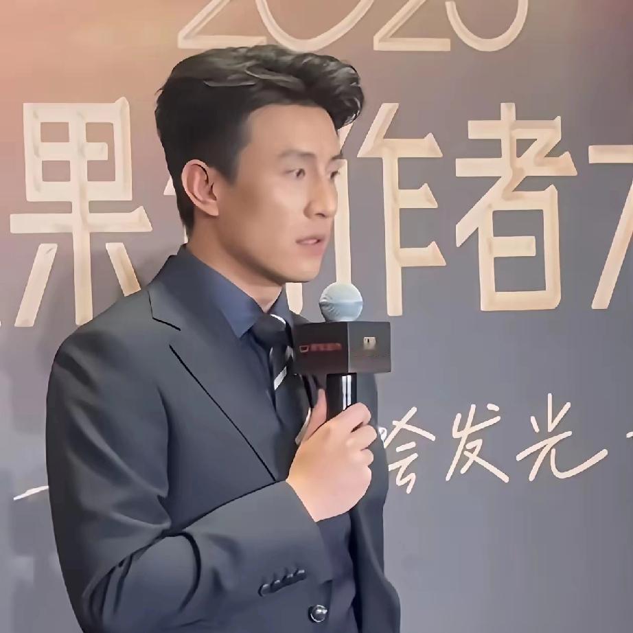 刘萧旭今天又被骂惨了​不是因为他昨晚冷落郭宇欣​问题出在他的获奖感言上