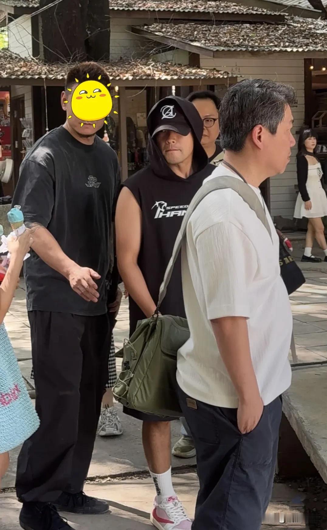 周杰伦回到了泰国清迈，送老婆昆凌录综艺《中餐厅》，这两口子真的是感情好啊，周董是