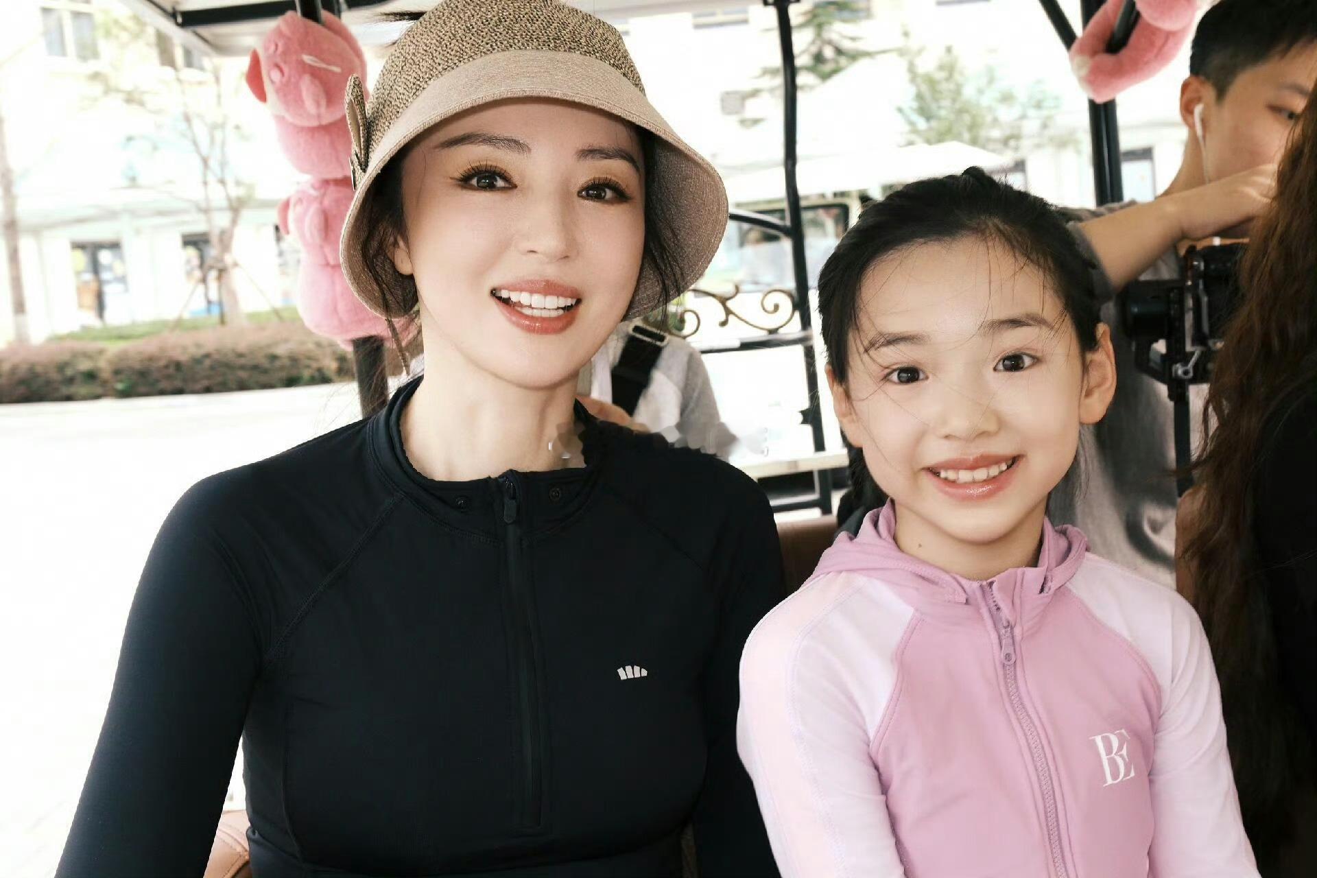 谁看了不说一句“这简直是董璇的迷你复刻版”！小酒窝笑起来时眼尾的弧度、梨涡浮现的