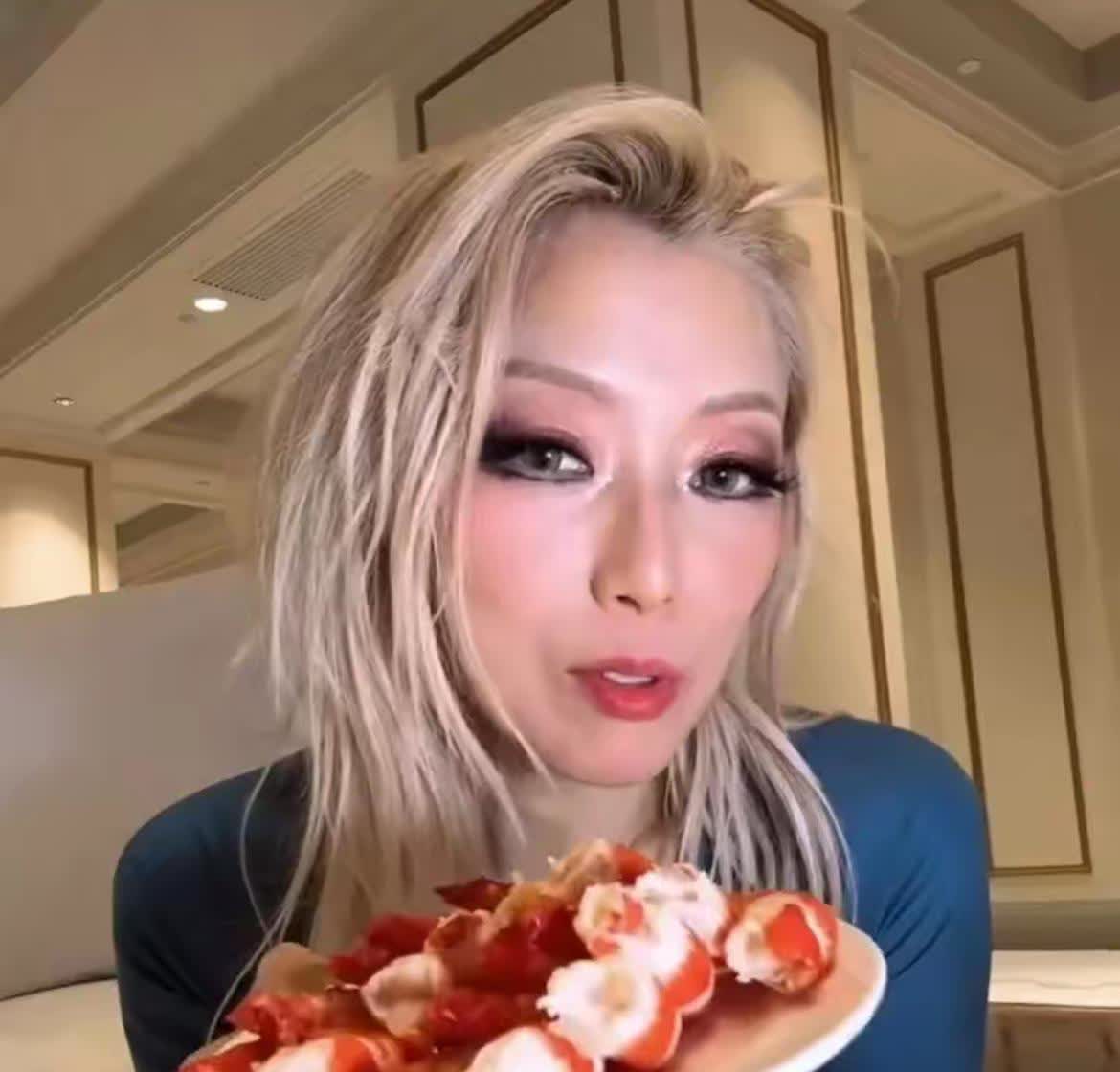 一看郑秀文这发型，应该是最近演唱会前后。她真的好拼，演唱会差不多把头甩飞了吧，又