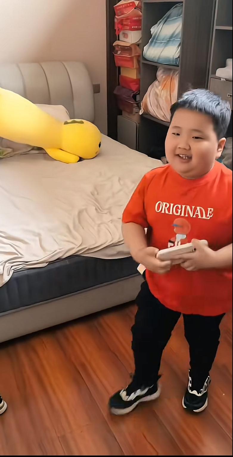 江苏大网红二哥，沛县真正的人生赢家。他的二儿子然然，正在和自己的孙子一起玩耍，二