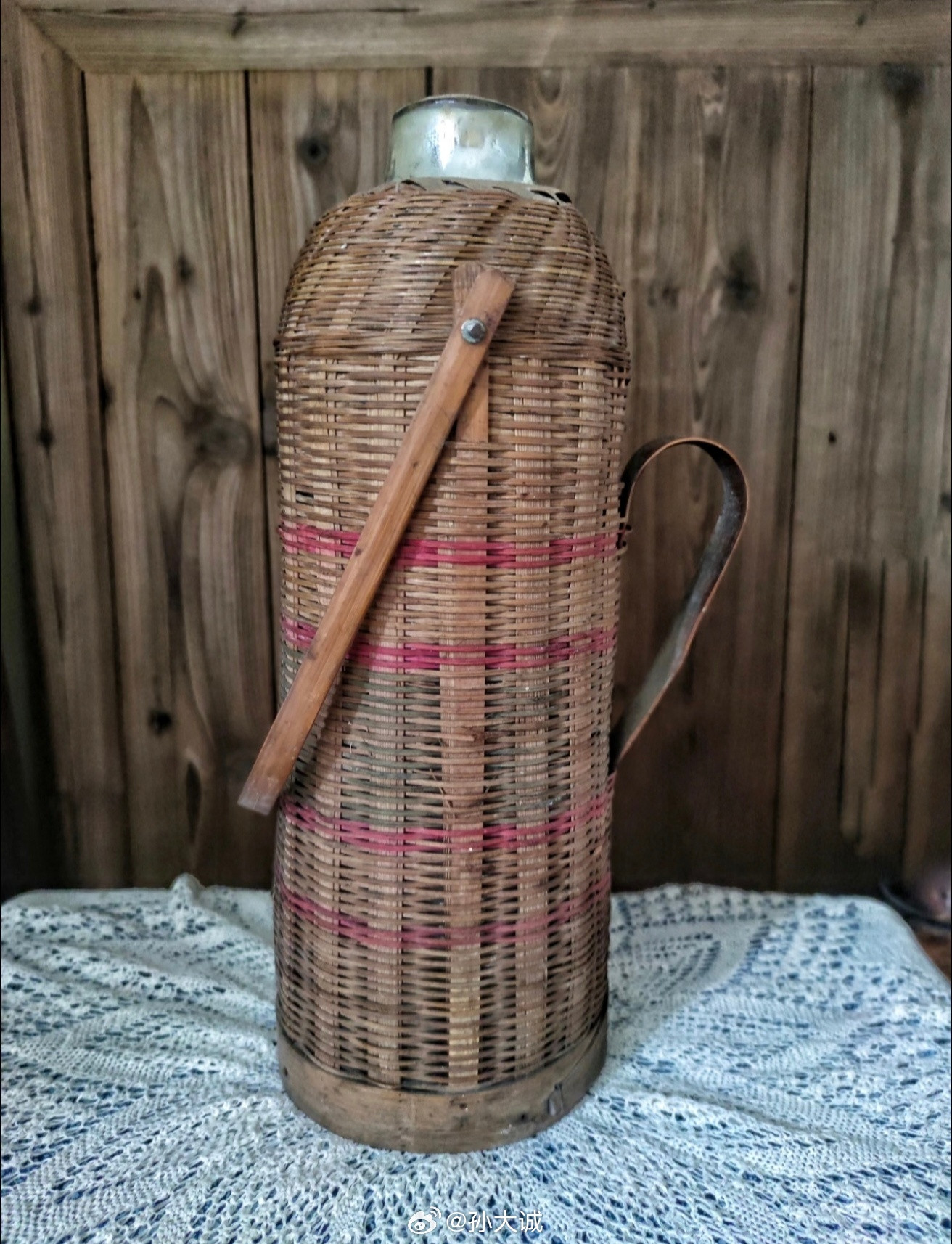 看着人民大会堂掉漆的热水瓶，思绪一下飘回了小时候。那时候，家里的传统热水瓶是双层