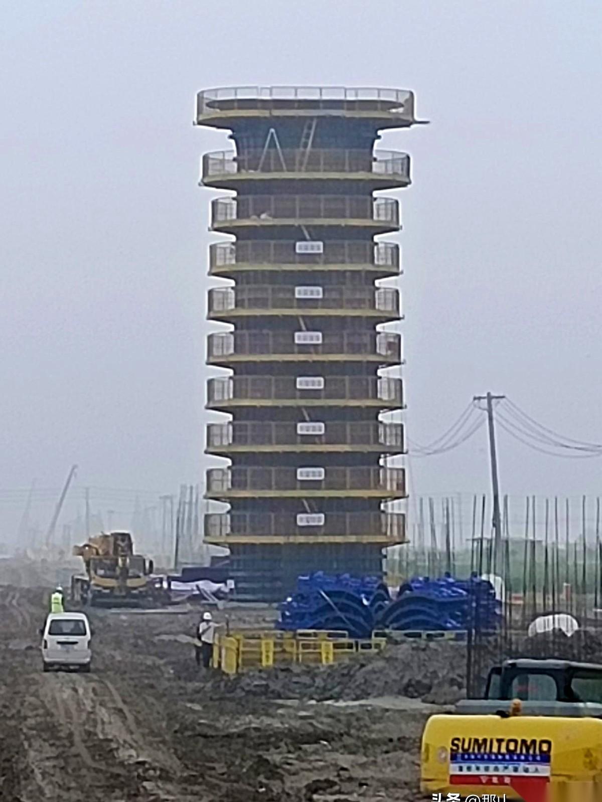 盐宜高铁在兴化的工地上，一根桥墩直接戳向天空。25米高。什么概念？你家要是住
