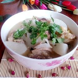 标题：牛腩炖萝卜，吃出家的味道，暖到心坎里！嘿，亲爱的吃货朋友们！今天我得给