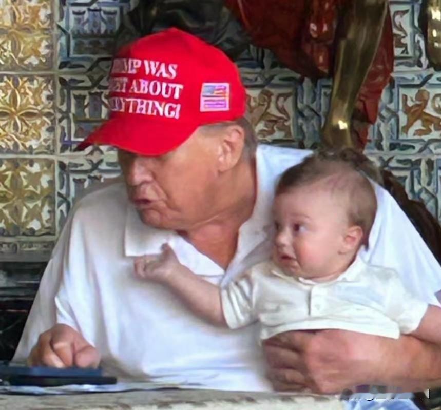 【黄金时代】川普今天在海湖庄园过感恩节，抱着一个小BABY，一起玩手机。美国