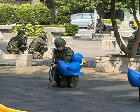蛙军街头进行实战演习，想问问这个蛙军你觉得这个小小蓝鸭能为你挡子弹吗？还是你穿着