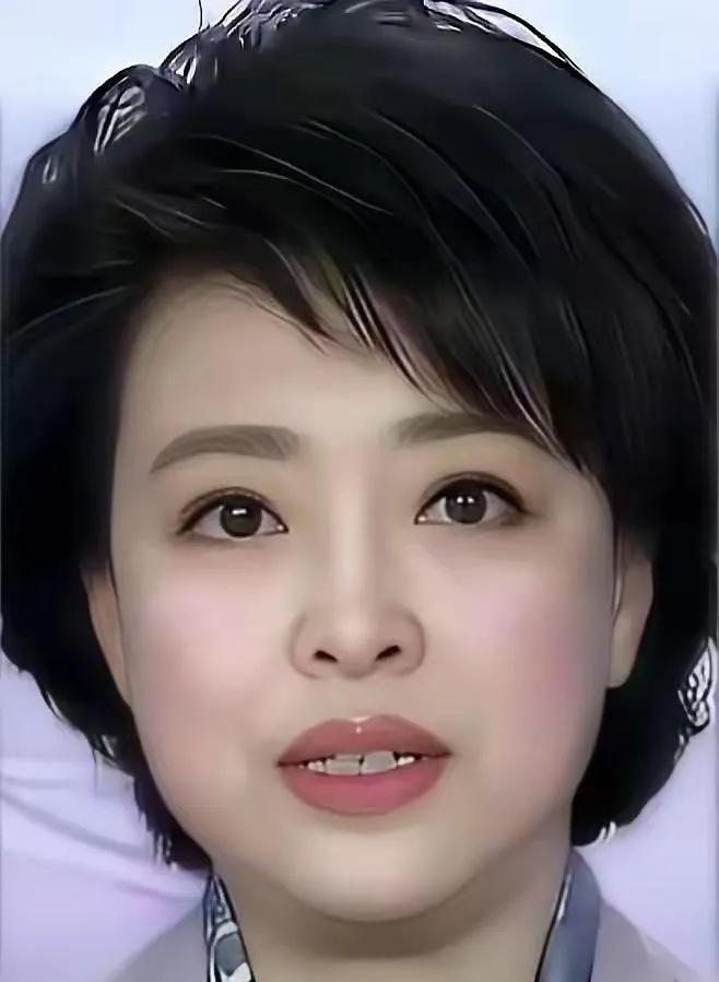 那个每天替康辉念稿的女人，终于被扒出来了。20多年，《新闻联播》里最硬的稿子，那