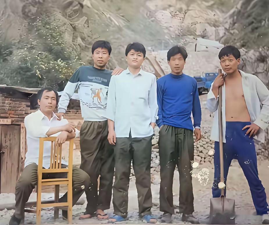 90年代，秦岭深山矿区工地，于东来少年时期打工的留影。画面最右侧肩扛铁锹、衣衫半