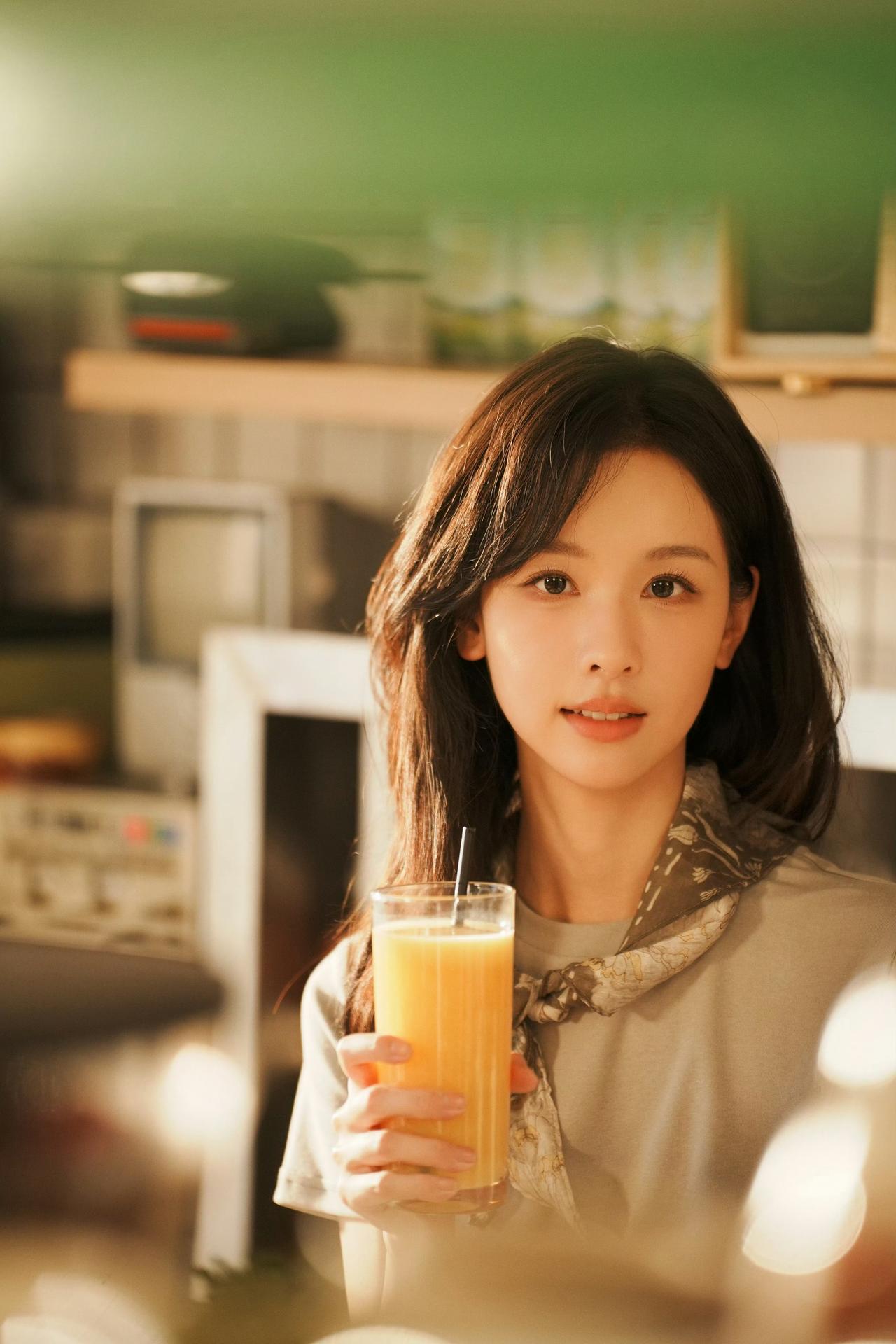 一杯橙汁，一缕柔光，沉浸式感受陈都灵的温婉气质