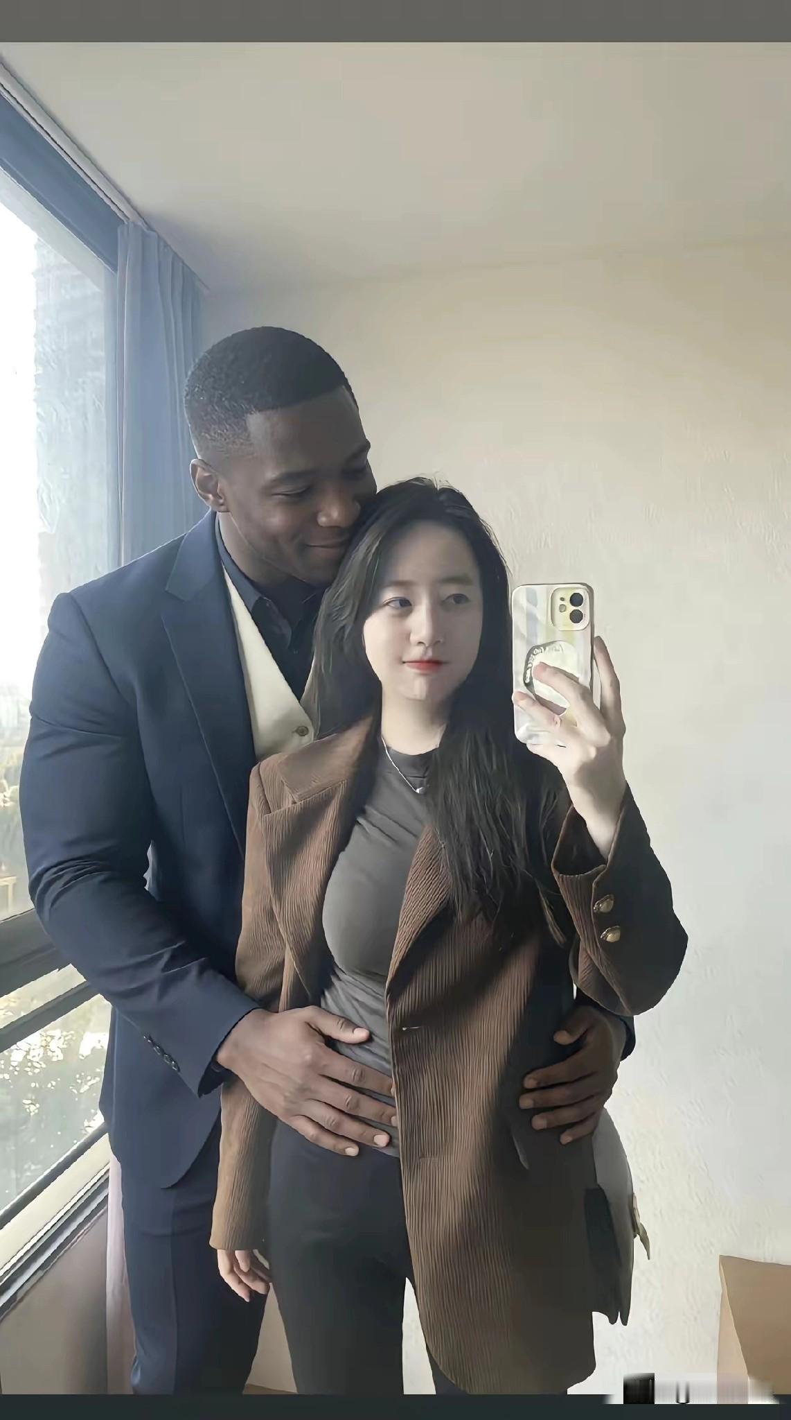 这个男子的手太大了，看着有些比例失调，由此断定这张照片不像是真的，现在类似的这张