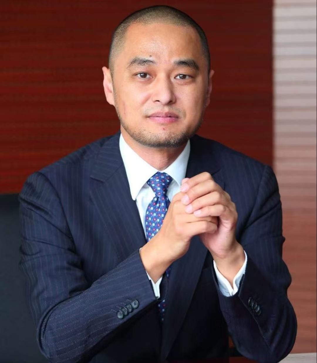 冯唐说过一句很狠的话：“如果你混到中年，不但穷还事事不如意，真相只有一个——