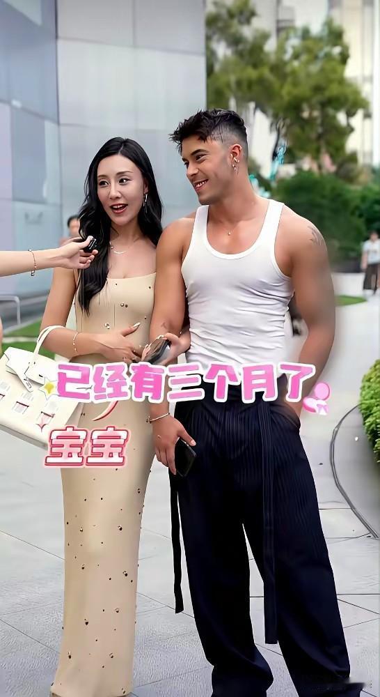 女子的岁数比男子要大的多，两个人很有缘分走到了一起，两个人文化不同，语言不同，在