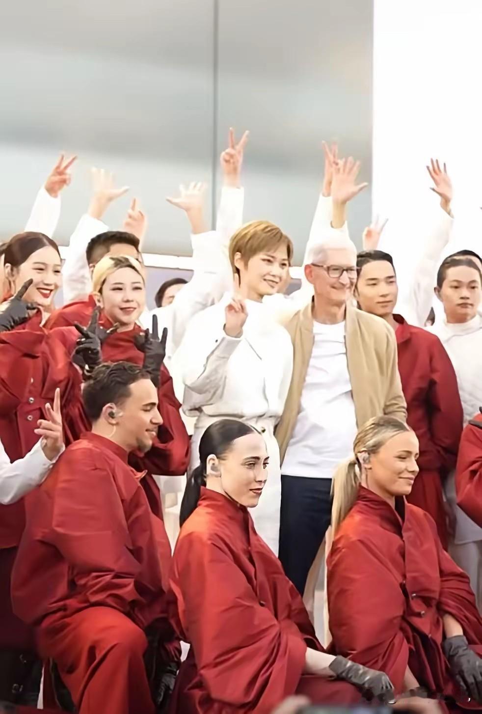 库克现身成都太古里，苹果50周年全球庆典中国首站为什么是这个西南城市？3月18