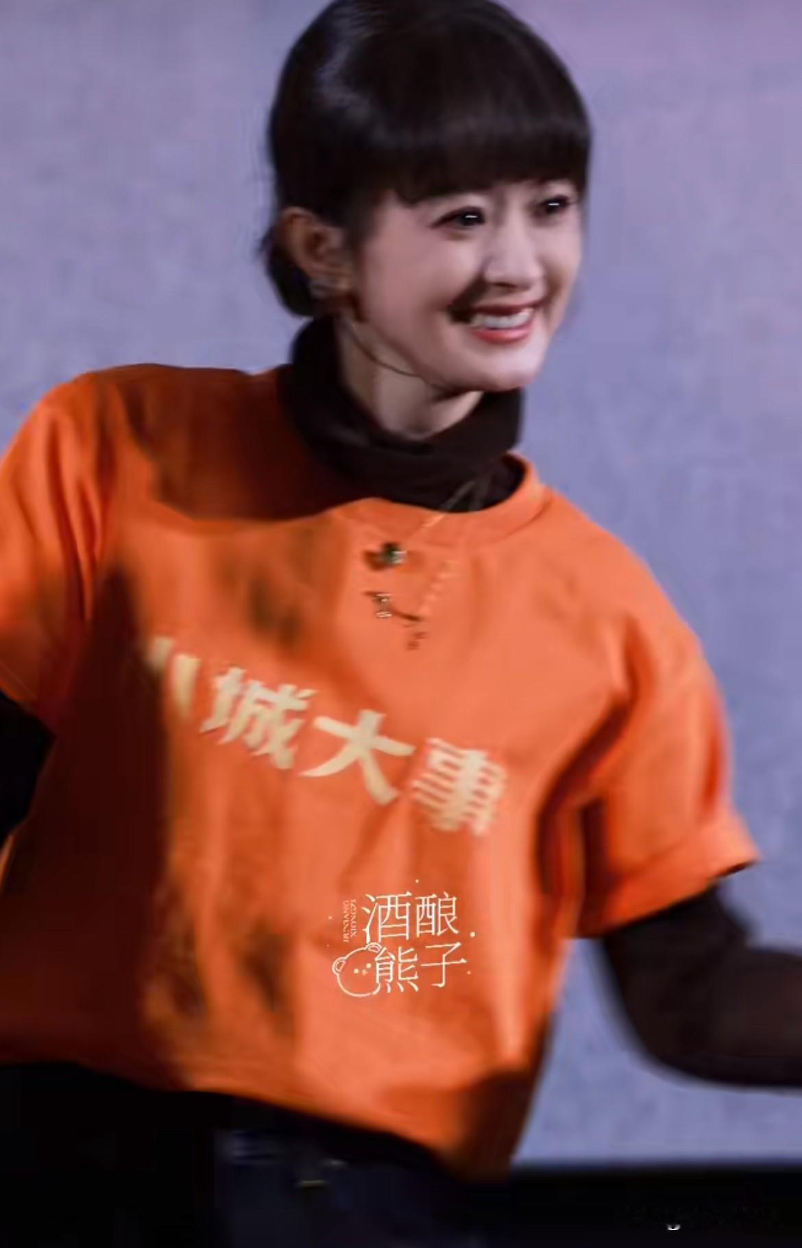 1月9日，赵丽颖《小城大事》剧宣跳舞！露齿笑的最开心！刚开始看赵丽颖笑容，感觉