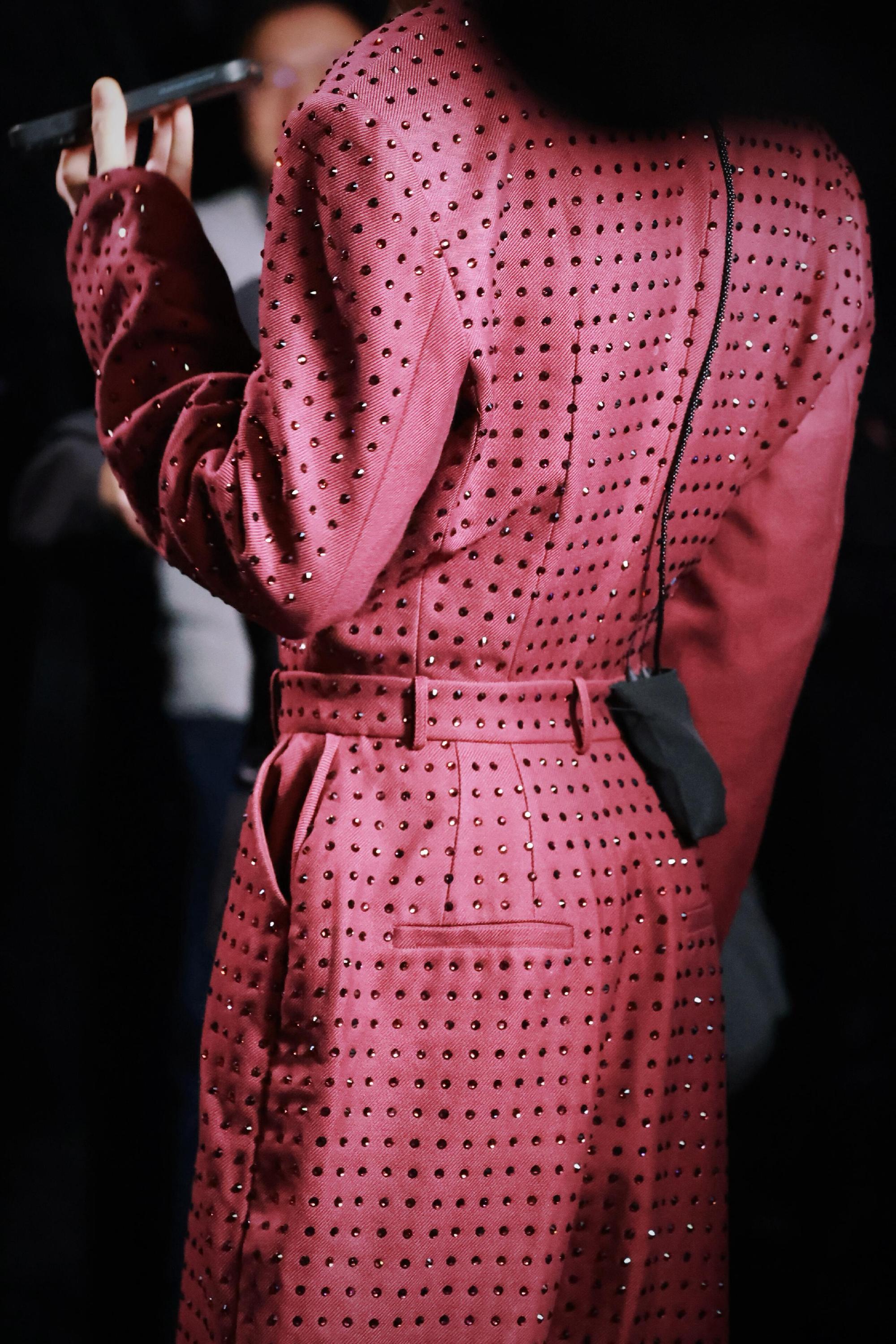 摩登兄弟红装加身，魅力翻倍！刘宇宁《音乐缘计划》路透造型亮眼，黑发