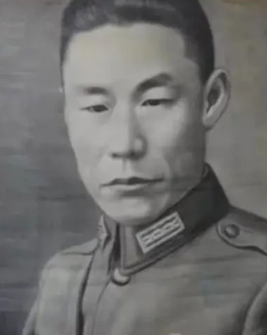 南京保卫战中，军官都跑完了，于是，士兵们找来一名军医当长官，军医说：“我不会