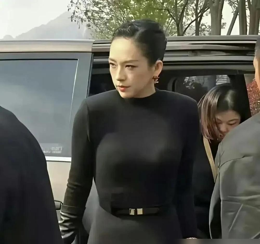 一个人能在镜头前“黑脸翻白眼”，转身对着品牌高层秒变甜笑，你就别再问娱乐圈为啥让