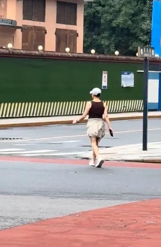 65岁宋丹丹体态这么好不是没有原因的！北京这几天高温，但还是有网友在街头偶遇到正