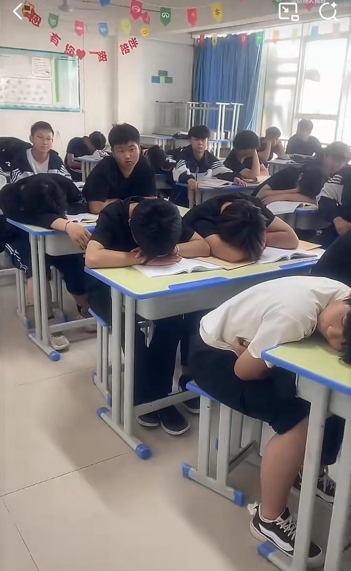一个职业学校的老师爆料，给汽修班的学生们上课，孩子们就像暴风雨下的麦子，全部倒伏