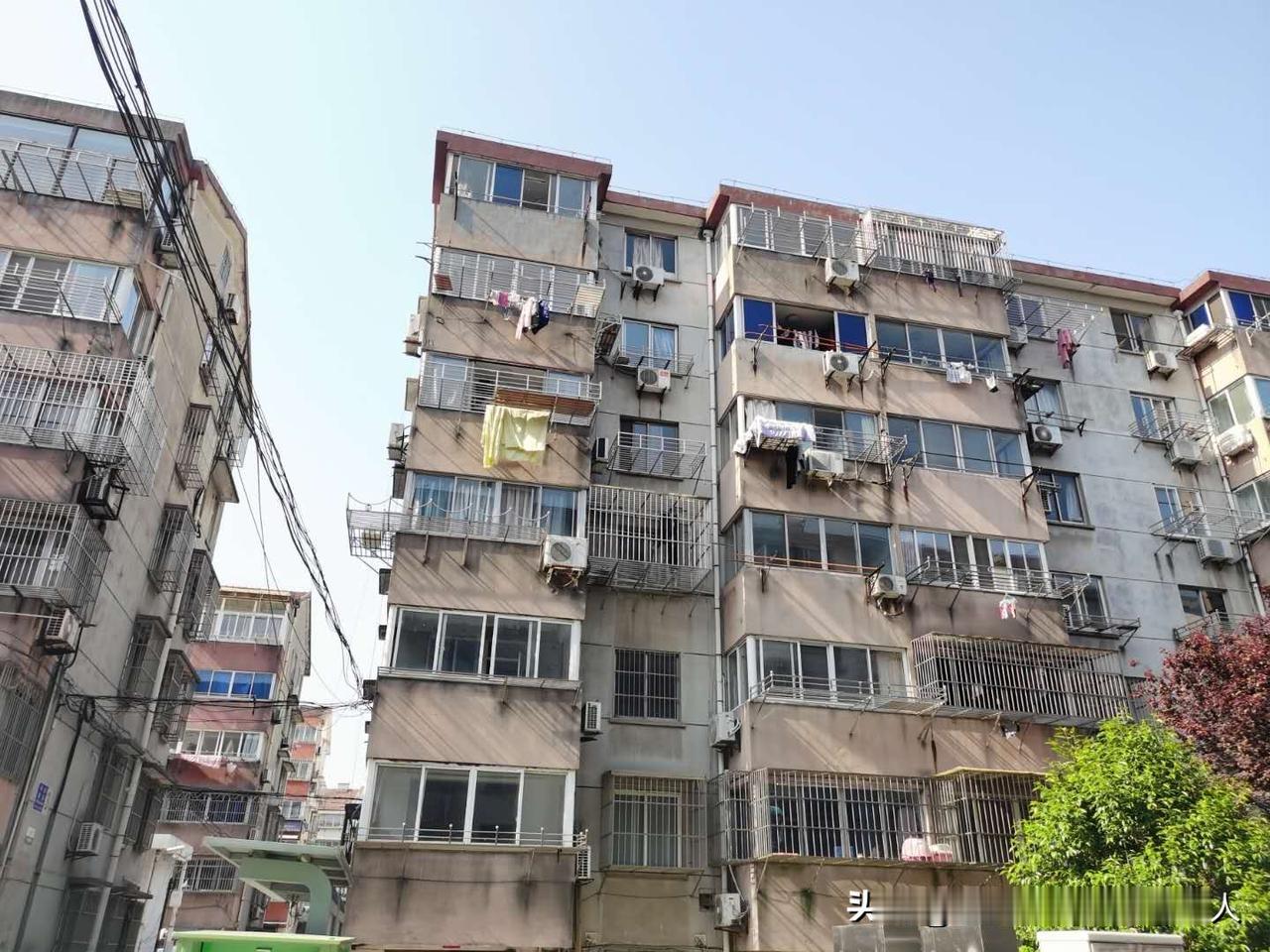 步梯房是真难卖呀！楼上7层挂出去半年多了，还是没卖出去。这房子原来住了一对60