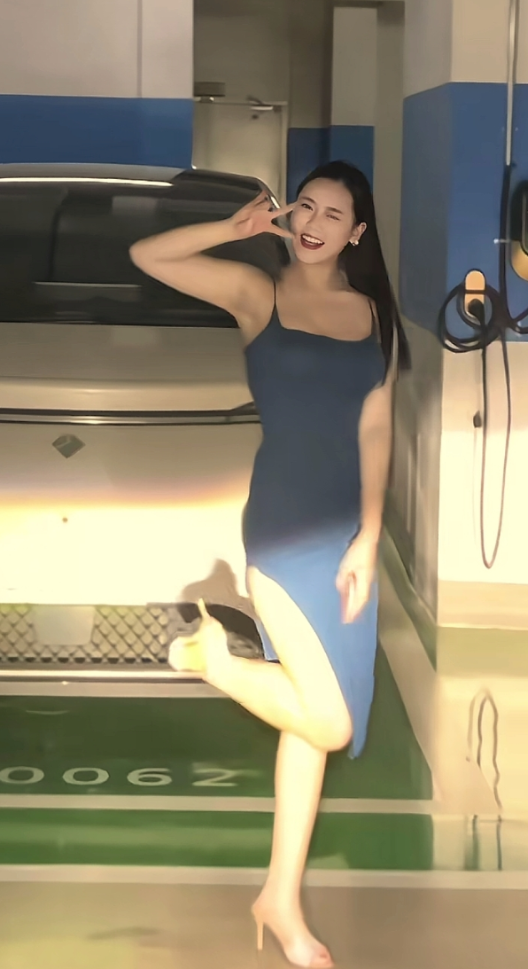 地下停车场偶遇会比耶的漂亮小姐姐