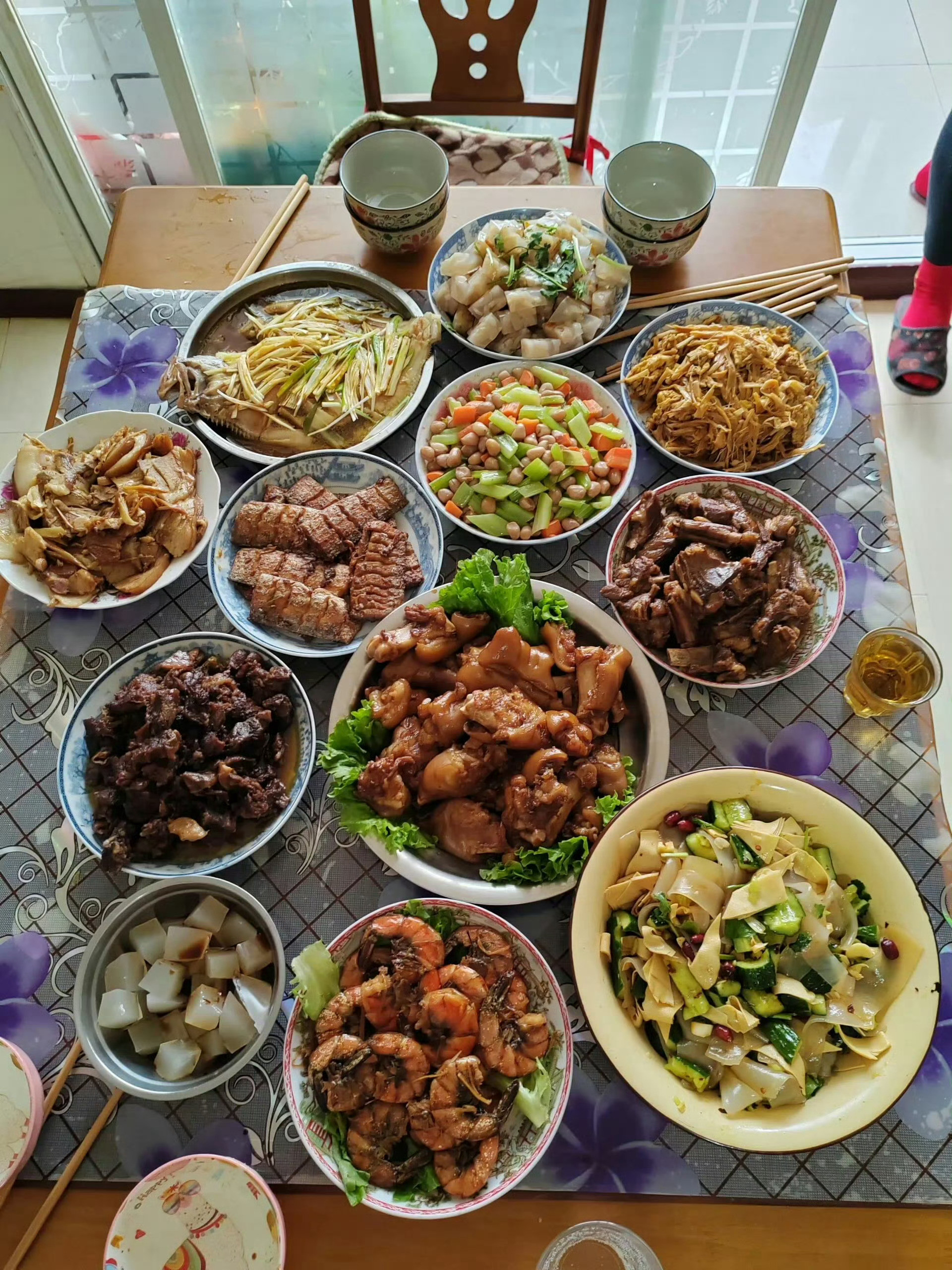 图一，东北年夜饭。图二，广西年夜饭。图三，湖南年夜饭。图四，四川年夜饭。图五，湖