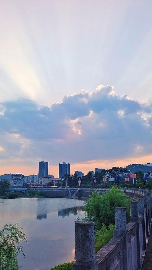 身边总有那么一些女人，在感情里好像开了挂一样。男人对她们，不是一时的喜欢，而是戒