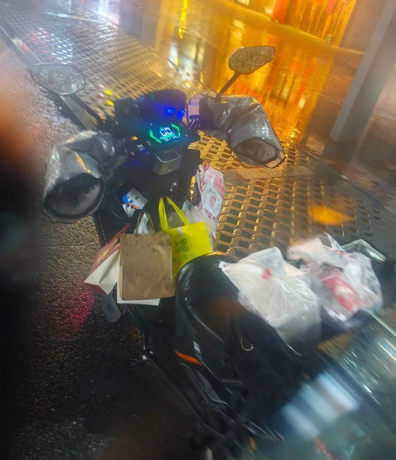 快乐的牛马，浙江嘉兴有人下班后兼职去送外卖，6个小时赚了720，下雨天单多，单价