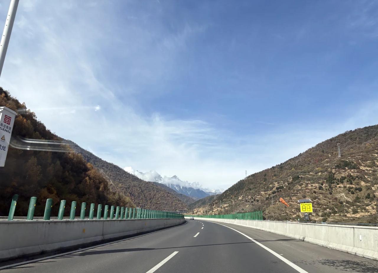 九绵高速太好开了，成都到九寨沟县城4个半小时，一路蓝天白云，下午还有时间去了金丝