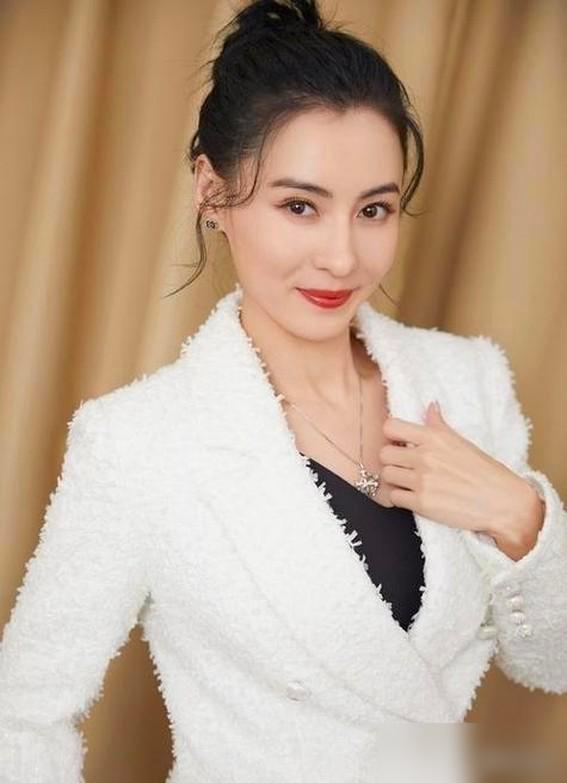 有人说，只要张柏芝说公布第三个儿子的生父，她这1200多万的债务立马就会有人