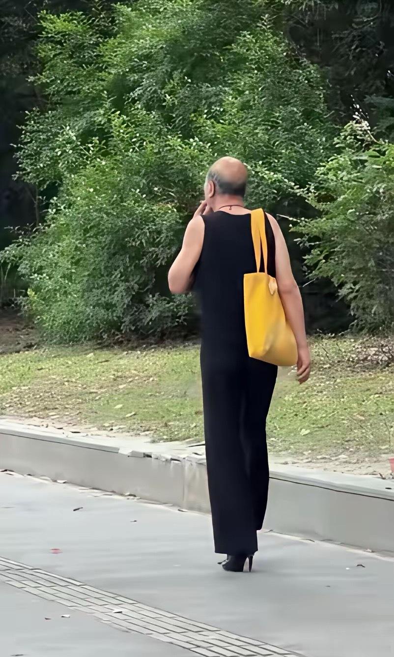 一个大爷打扮成这样，不太好吧？