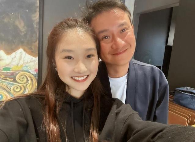 马伊琍和文章离婚后，41岁的文章与17岁的女儿马君祝在一起生活，真实现状令人百味