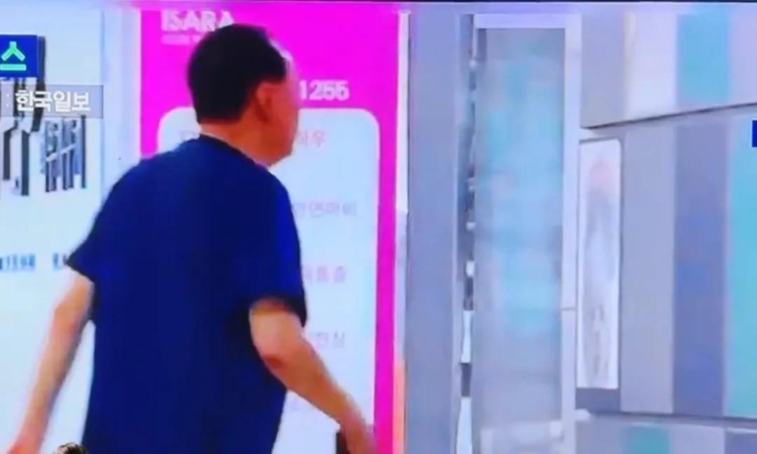 尹锡悦拒绝警方第二次传唤，他穿着很是清凉，跑去逛街了。韩国警方人员可是说了，19