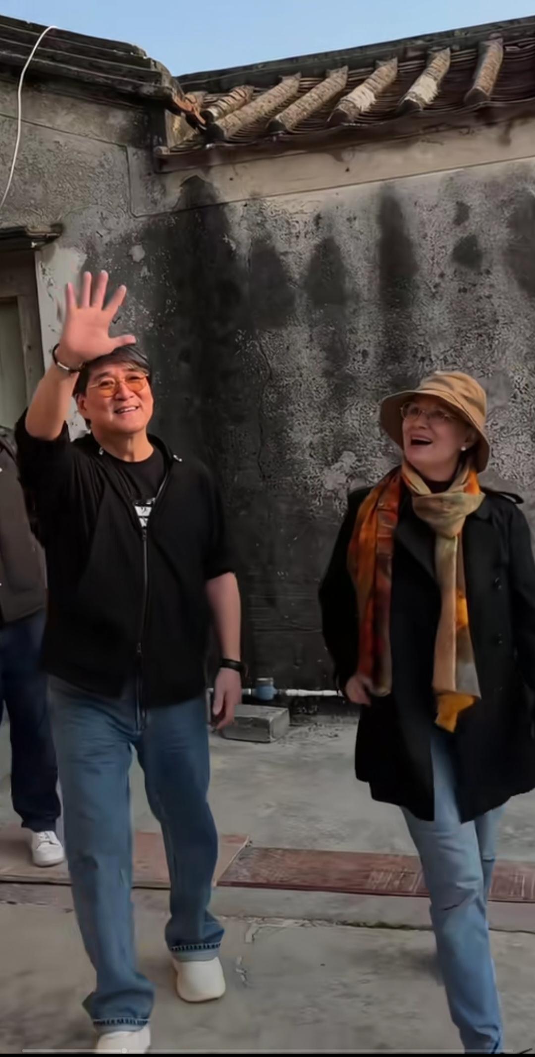 周华健和媳妇越老越有夫妻相。