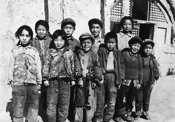 【老照片】这是一张七十年代山西兴县恶虎滩公社牛家坪大队小学生的合影。破烂的衣着与