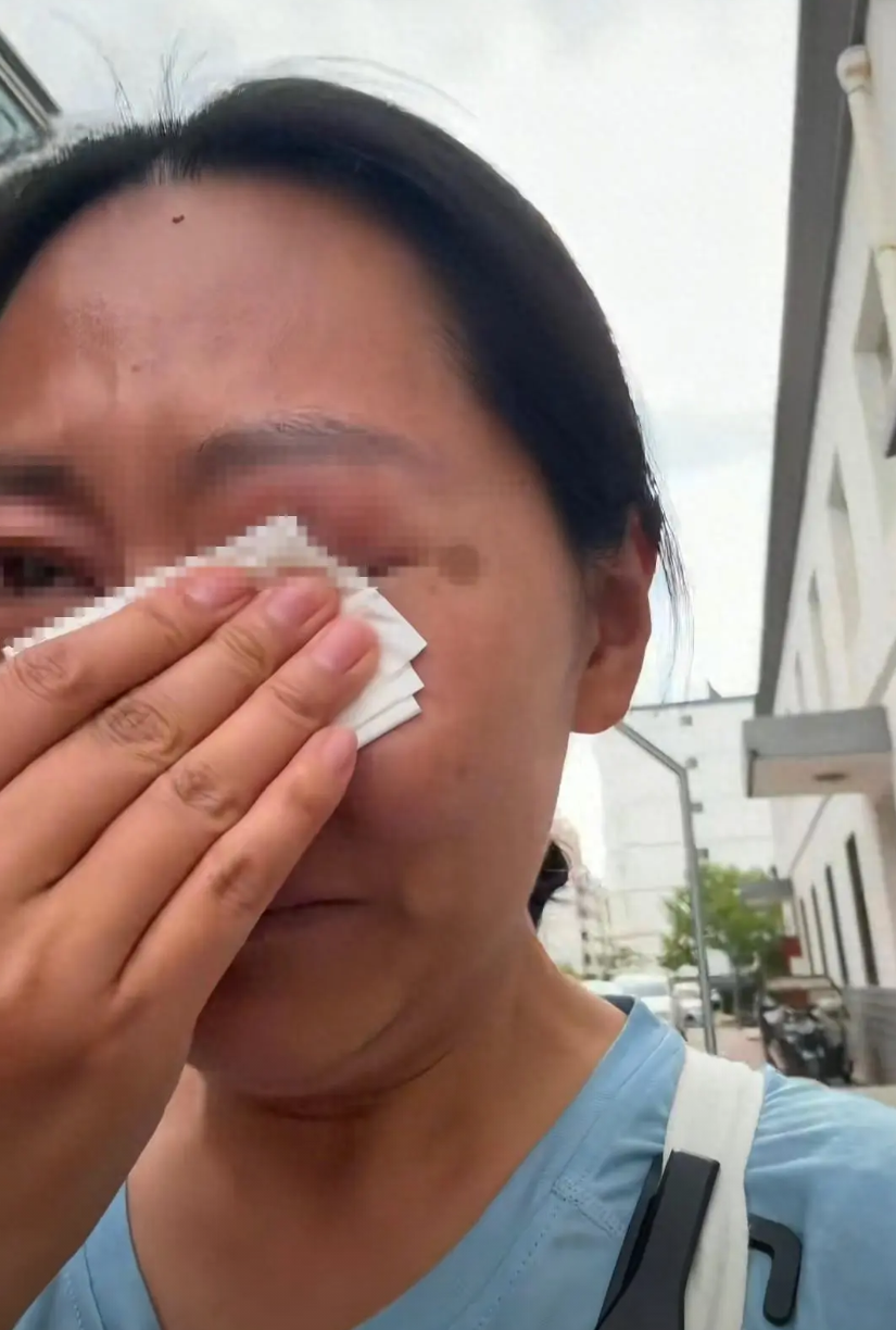 甘肃，女子遛狗时，发现一个老人坐着轮椅，栽倒在沟里，她很着急就过去想扶老人，但她