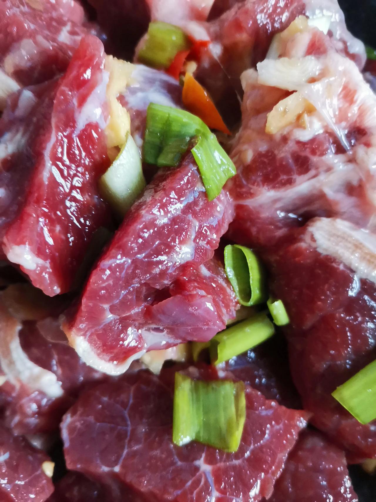 昨天买回来牛肉。我将它分成两半。一半放入锅里，添适量水。放入桂皮，八角