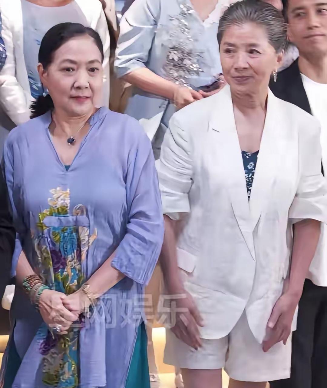 女人真正的体面，藏在穿搭里！迟篷和沈丹萍同台，一个穿得拘谨正式，发型却略显仓促