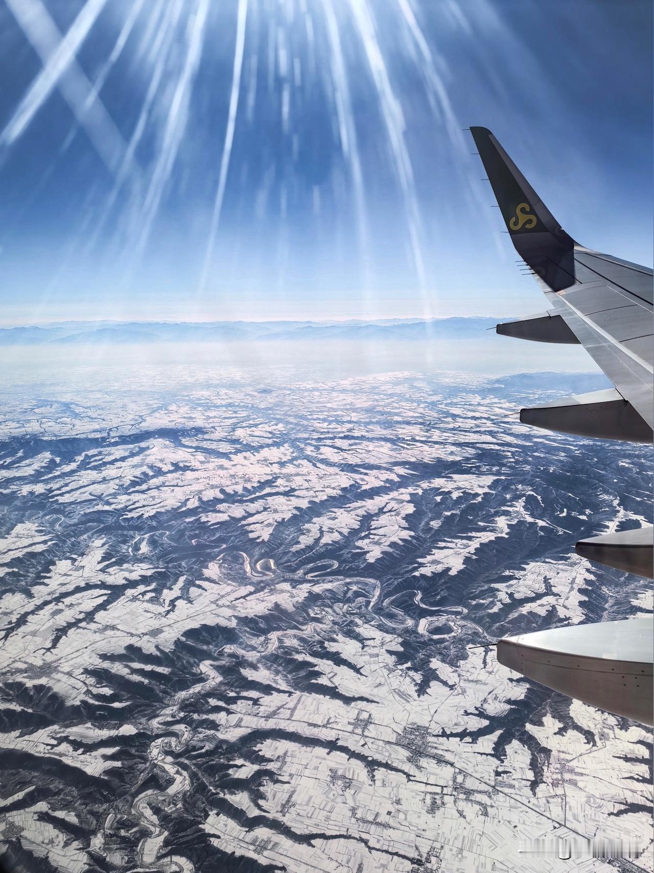 飞机上看兰州才懂了什么叫“一片孤城万仞山”！还特别的有山水画的感觉。坐南