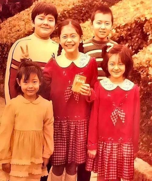 大S属于典型的后天逆袭型美女，小时候长相确实不算惊艳，完全是“女大十八变”的代表