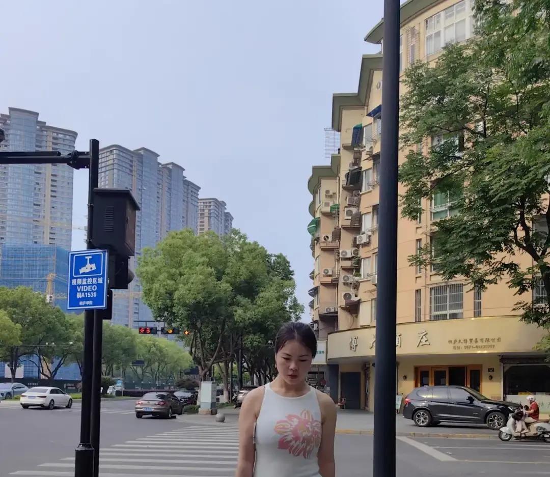 昨天下午，我拎着一大包换季衣服去老婆租的一居室刚推开门，一股冷气直往骨头缝里