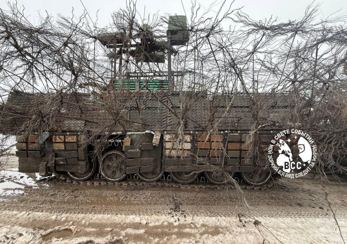 俄军冲锋最怕炮弹轰炸，无人机打！俄军就把T-72坦克炮塔拆了，改装成重型装甲运输