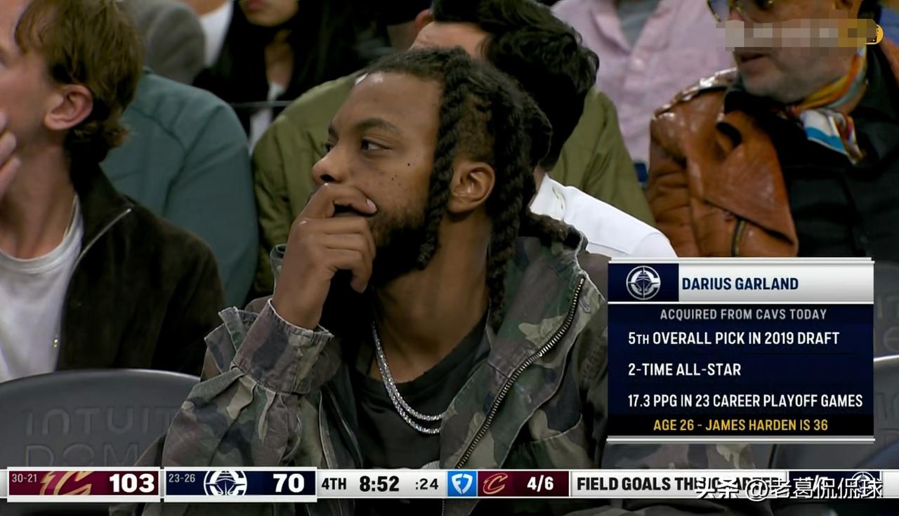 快船超级新援加兰真是左右为难了！在今天快船主场迎战骑士的比赛中，当时比赛进行到了