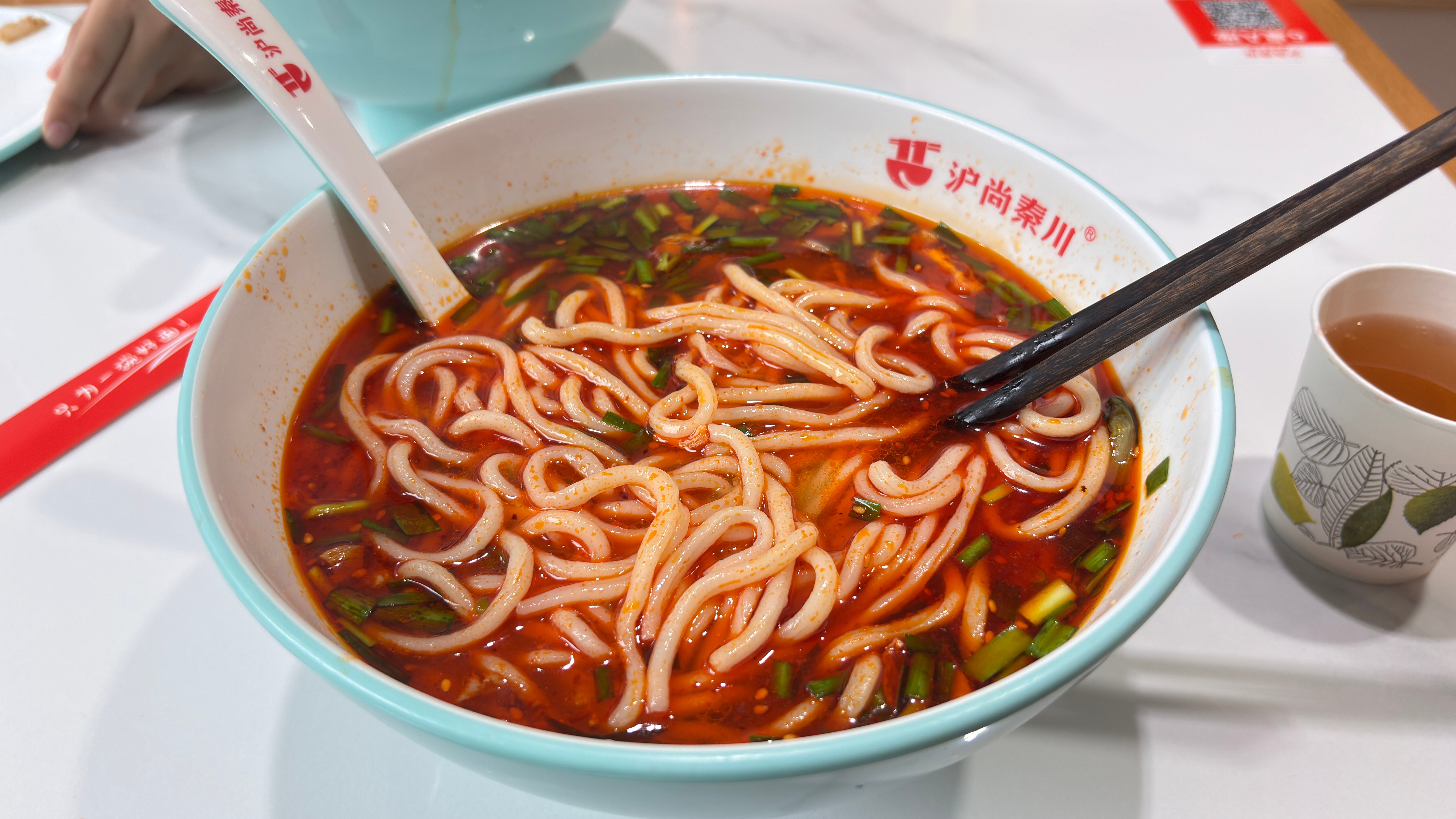 早上睡个懒觉，被女儿喊醒了，说是好饿，要吃饭。我收拾了一下，就带她出门，她突然说，要吃西安的哨子面。