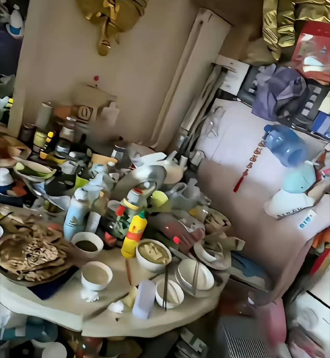 看到这一幕，愣住了！乱糟糟的屋子谁进门都叹气……所以说娶媳妇一定要擦亮眼睛啊，这