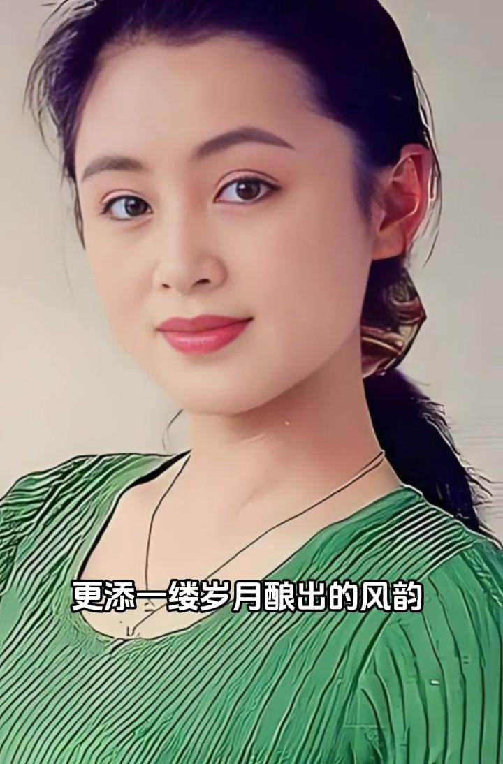 都说陈红的美丽无可争议，年过五十更添一缕岁月酿出的风韵。光阴没有在她眉目间留下痕