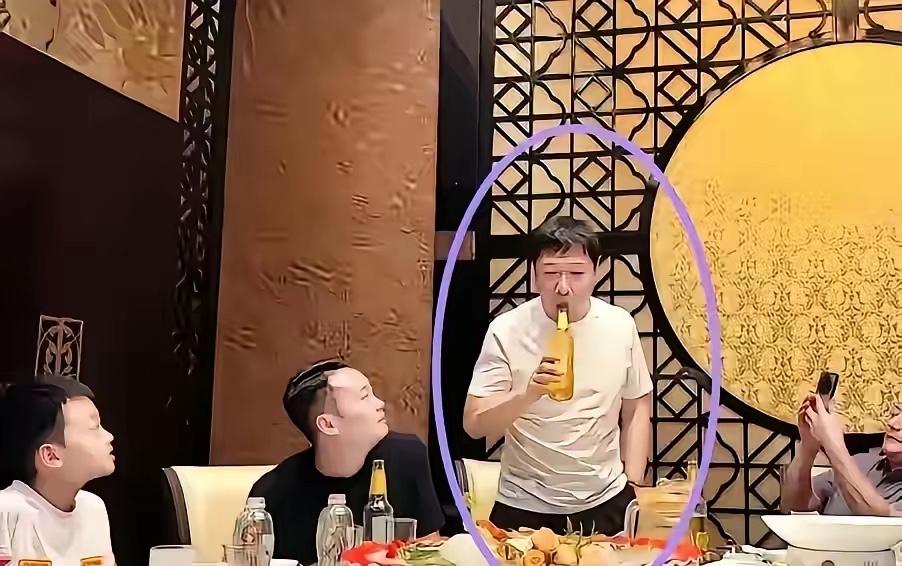 大家放心贾冰不会栽跟头也翻不了车群众眼睛雪亮的，朋友间这样喝酒太正常了1、