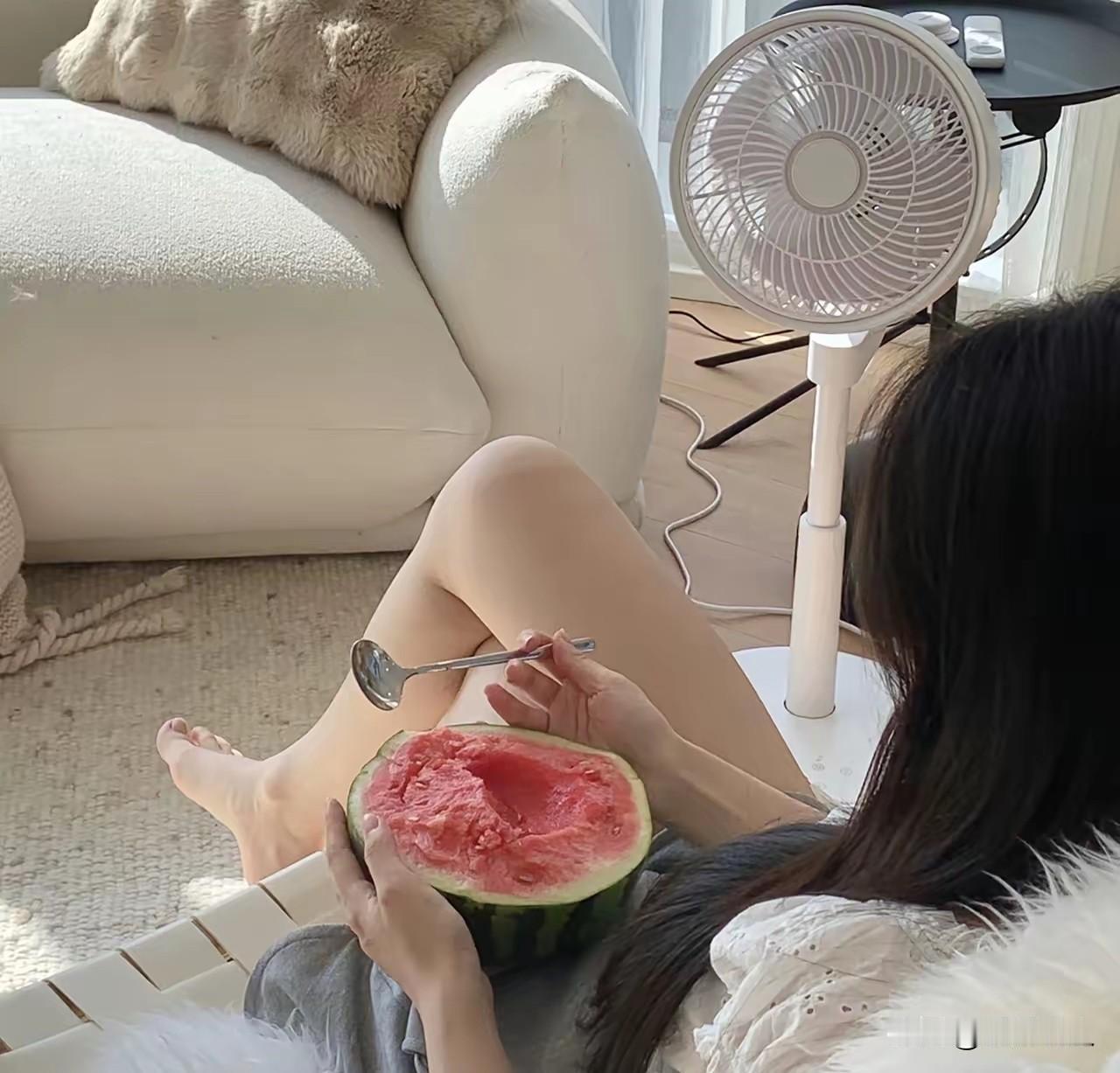去女儿家撞见扎心一幕，女婿满头大汗做家务，我终于看懂真正的婚姻幸福昨天去闺