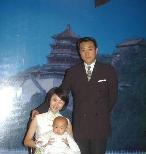 1997年，何冰和多年不见的女同学李海洋吃饭，李海洋却突然说：“我都29了
